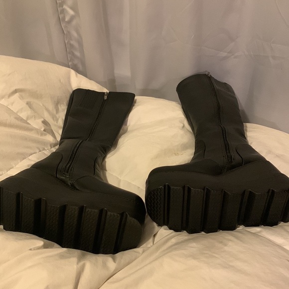 Platform boot - Picture 2 of 2